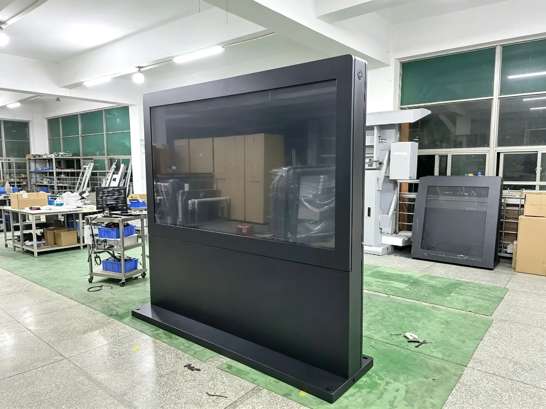 横屏户外数字标牌一体机的后部维修通道：显示屏、电源、播放器与散热系统分区维护。