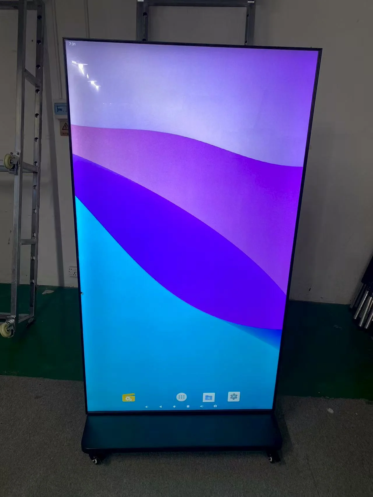 QUNMAO 65 英寸 4K 窄边框全面屏立式广告机整机正面效果图